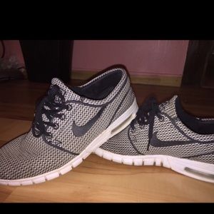 Black & White Roshe Nike Kicks